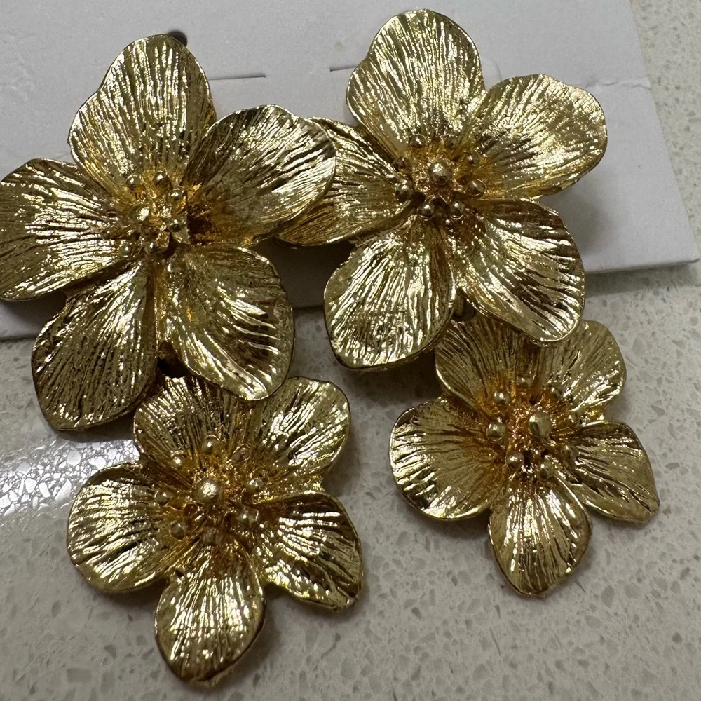 NWT Petal + Pup ‘Alexa Flower Earrings’ in Gold